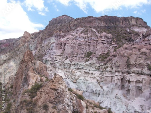 Montañas rocosas en el Cañón del Aquel, Mendoza Argentina © guillermolentini
