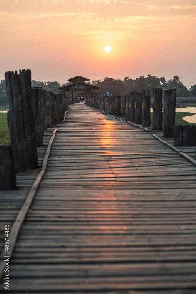 Obraz premium U Bein Teak Bridge at sunrise, a 1.2km wooden bridge in Mandalay, Mandalay Region, Myanmar (Burma)