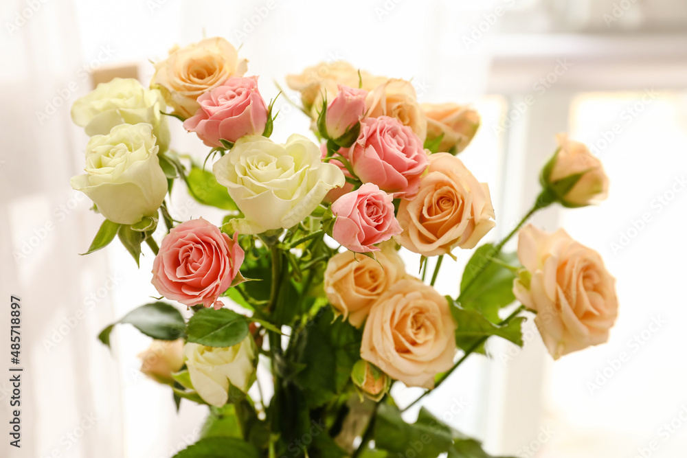 Obraz premium Closeup view of beautiful roses in light room