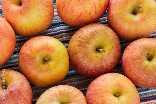 収穫した美味しいりんごのクローズアップ写真