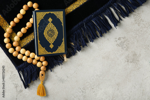 Obraz na plátne Koran, Muslim prayer beads and mat on light background