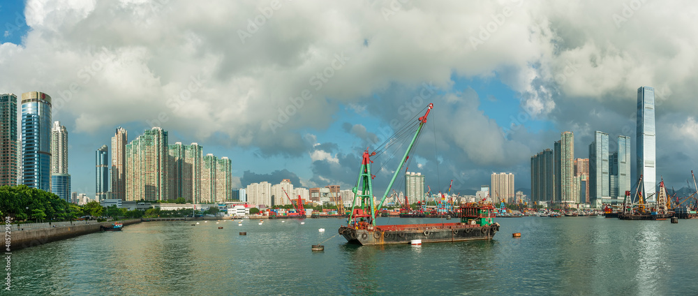 Obraz premium Panorama of skyline and Harbor of midtown of Hong Kong city