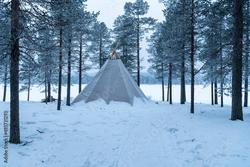 Foto Kota bell tent in the forest for luxury camping and glamping in a winter wonderl