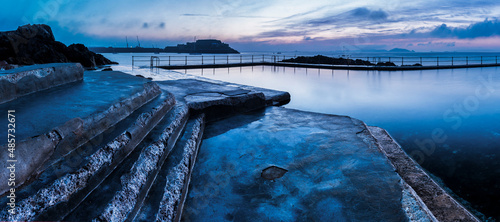 Schilderij op canvas Guernsey Bathing Pools and Castle Cornet at sunrise, Channel Islands, United Kin