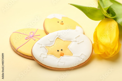 Easter chick egg cookies wi...