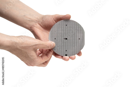 Foto A hands hold a multilayer semiconductor silicon wafer with a microcircuit chip o