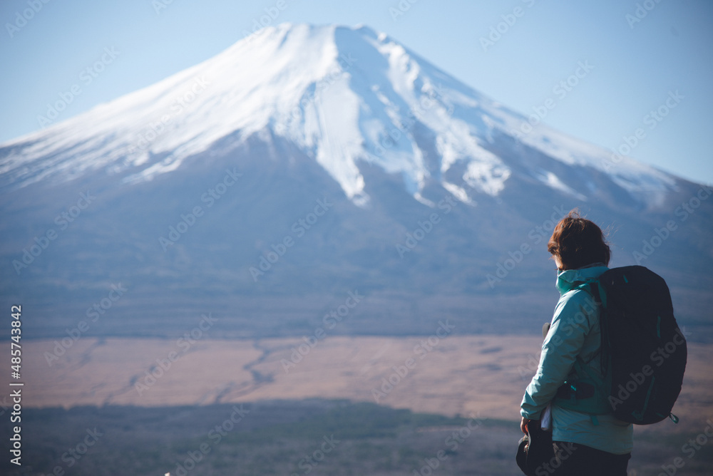 Fototapeta premium 山ガール, 大平山山頂から眺める富士山