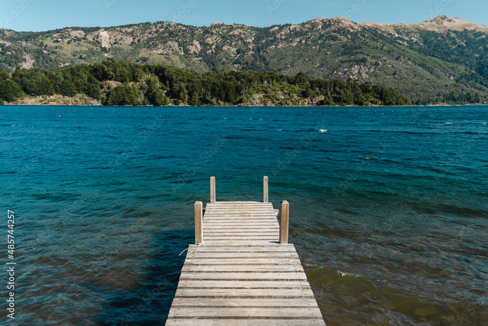 Naklejka premium wooden pier on the lake