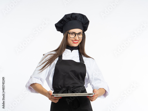 Chef shows empty tray. Woma...