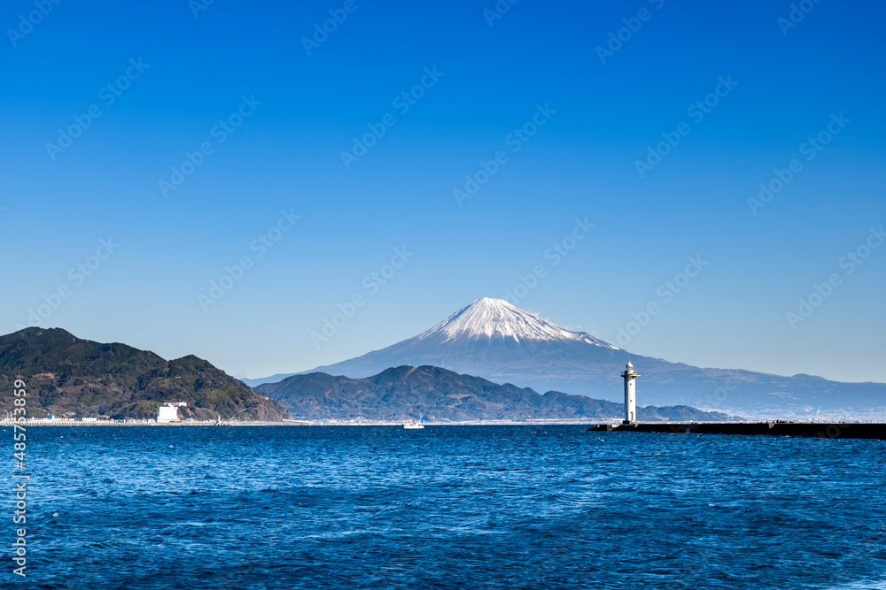 静岡県の三保真崎海岸から駿河湾越しの冬の富士産

