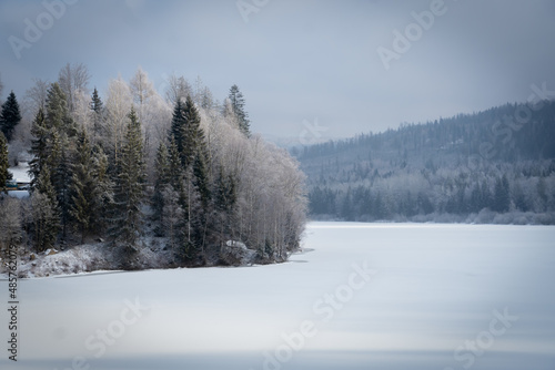 Jezioro Czerniańskie zimą. Wisła Czarne, Zapora. 