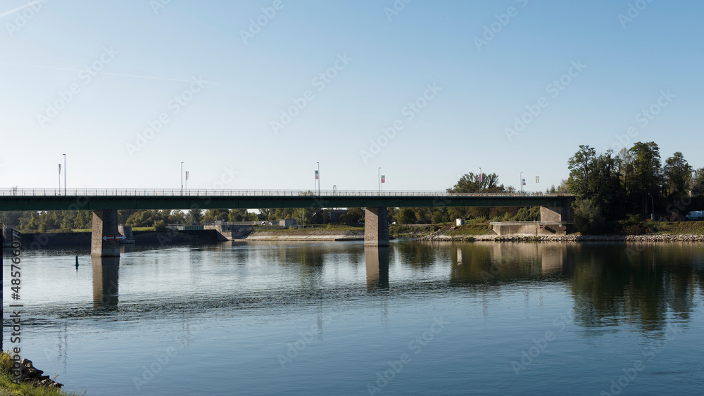 Breisach am Rhein. Stadt am Oberrhein an der deutsch-französischen Grenze . Brücke über den Rhein zwischen Deutschland und Frankreich