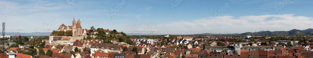 Obraz premium Panoramablick auf die Altstadt Breisach am Rhein mit Münster an Münsterberg und Breisacher Burgberg. Im Hintergrund links Vogesenmassive und nach rechts der Kaiserstuhl verlaufend der Schwarzwald
