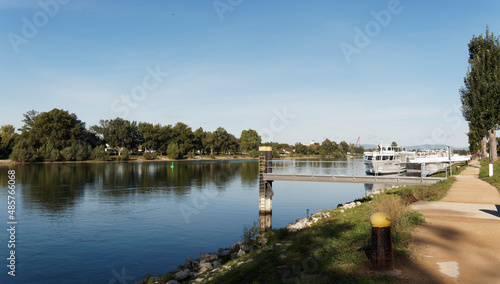 Rheinkreuzfahrt. Der einzige Hafen des Landkreises liegt in Breisach am Rhein