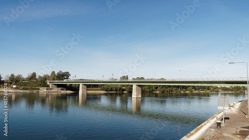 Wallpaper Mural Breisach am Rhein. Stadt am Oberrhein an der deutsch-französischen Grenze . Brücke über den Rhein zwischen Deutschland und Frankreich Torontodigital.ca