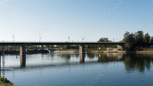 Breisach am Rhein. Stadt am Oberrhein an der deutsch-französischen Grenze . Brücke über den Rhein zwischen Deutschland und Frankreich © Marc