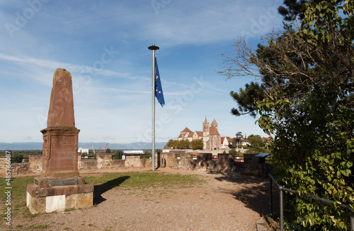 Breisach am Rhein - Blick vom Breisacher Münsterberg auf den Eckartsberg mit Obelisk und Europafahne.  Ein kleiner Berg südlich des Stadtkerns photo