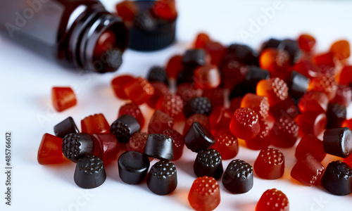 Foto Children's gummy vitamins on a white background with a bottle