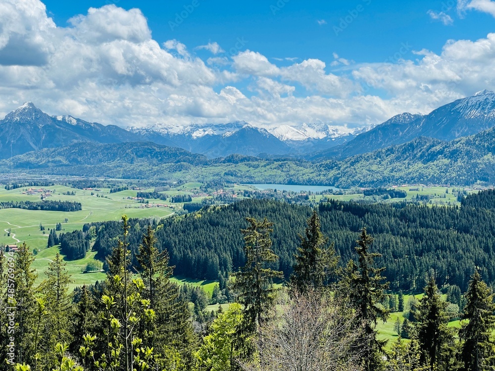 Blick über das Allgäuer Alpenvorland zum Füssener Weissensee.