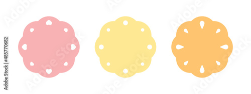 Cute scalloped round label set with dots, heart shape and drop shape decoration. 