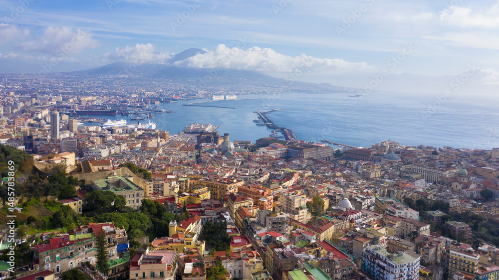 Obraz premium Aerial view of the city of Naples and the harbour on a sunny day. The volcano Vesuvius in the background.