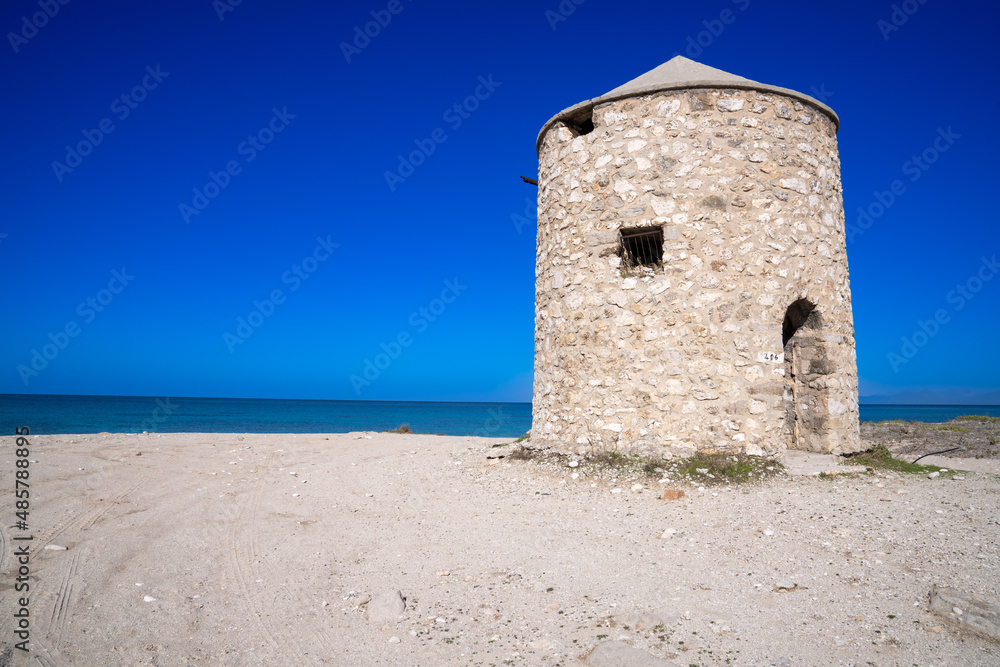 Mühle am Strand in Lefkada, Griechenland