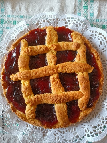 Una gustosa e appena sfornata crostata di marmellata di ciliegie fatta in casa