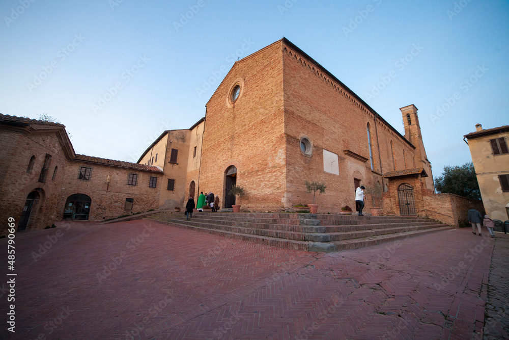 Italia, Toscana, Siena, il paese di San Gimignano con luci della sera. La chiesa di San Agostino.