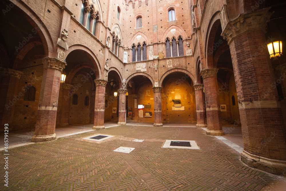 Italia, Toscana, la città di Siena. Palazzo Comunale e piazza del Campo.