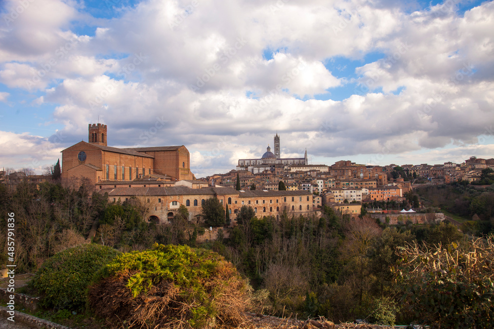 Italia, Toscana, la città di Siena. La chiesa di San Domenico e il Duomo.