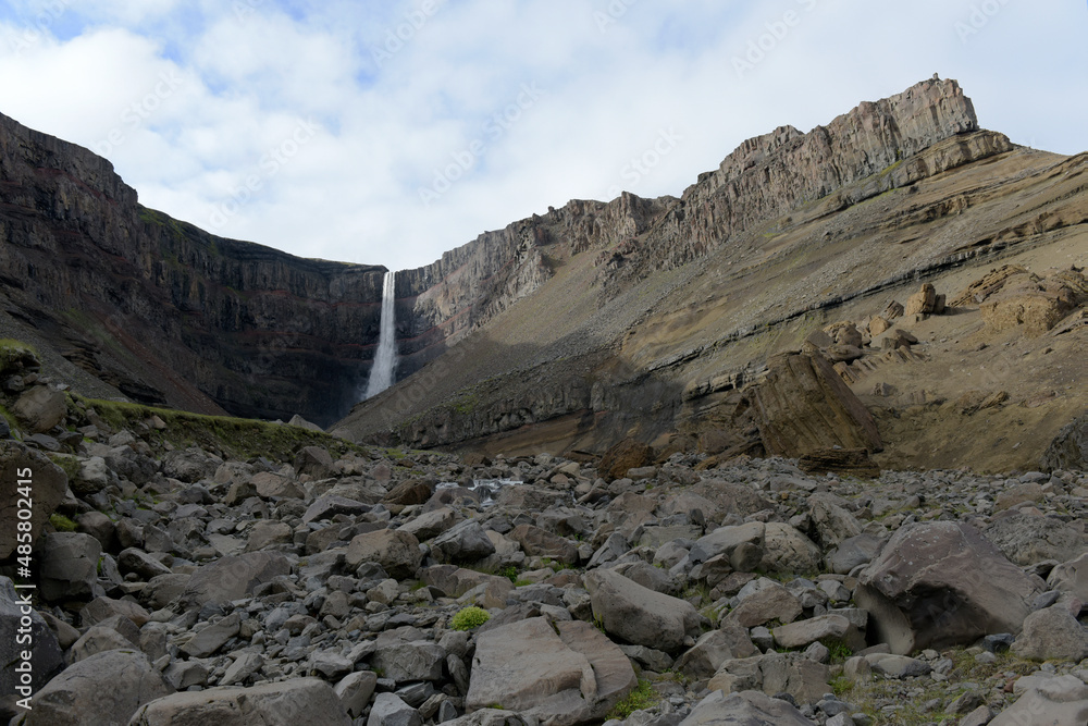 Landschaft am Wasserfall Hengifoss - Island
