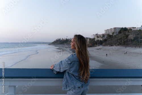 Fototapeta Naklejka Na Ścianę i Meble -  Den Sonnenuntergang geniessen, San Clemente Pier, California, USA.