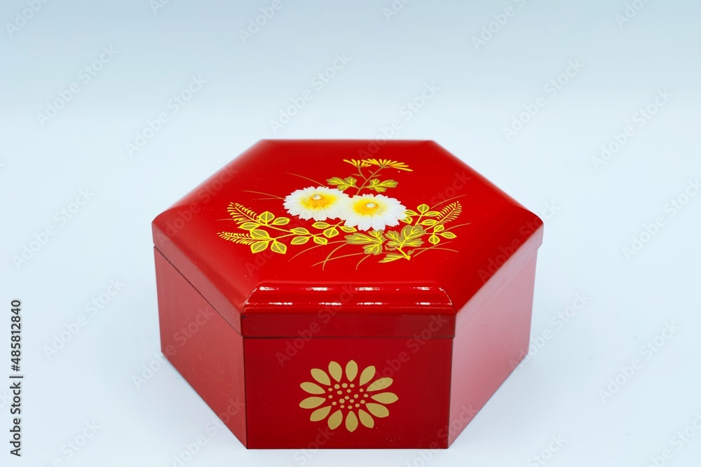 六角形の花柄が描かれた赤い小箱のお土産 六角形の花柄が描かれた赤い小箱のお土産