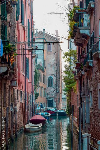 Um dos maravilhosos canais que atravessam Veneza.