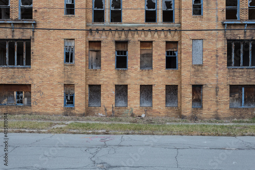 Фотография Side of derelict abandoned apartment building in urban Detroit