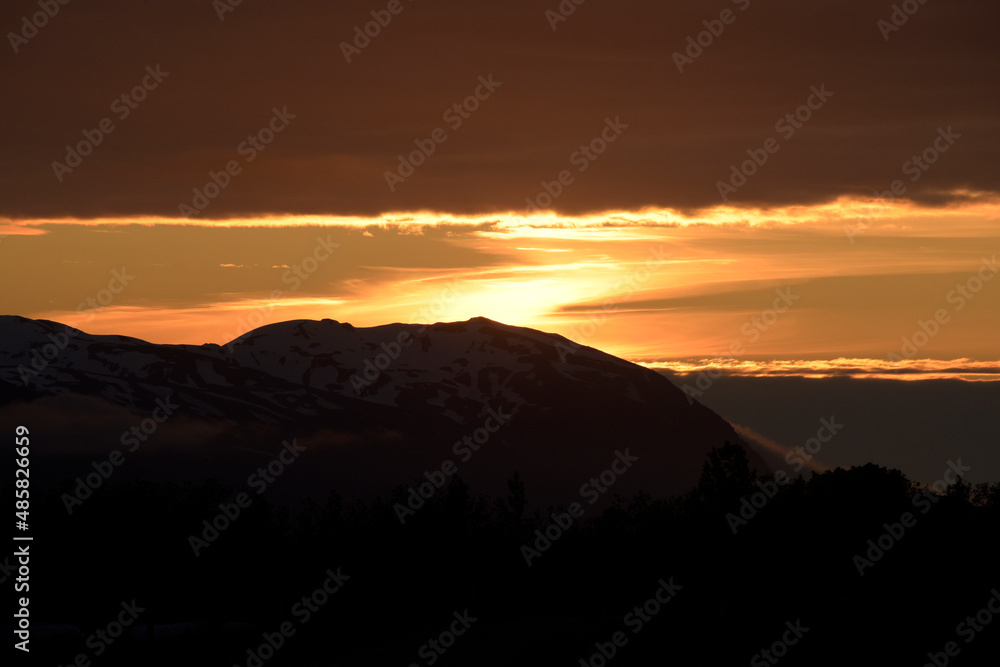 Sonnenuntergang über den Bergen der Halbinsel Flateyjarskagi bei Husavik Sonnenuntergang über den Bergen der Halbinsel Flateyjarskagi bei Husavik
