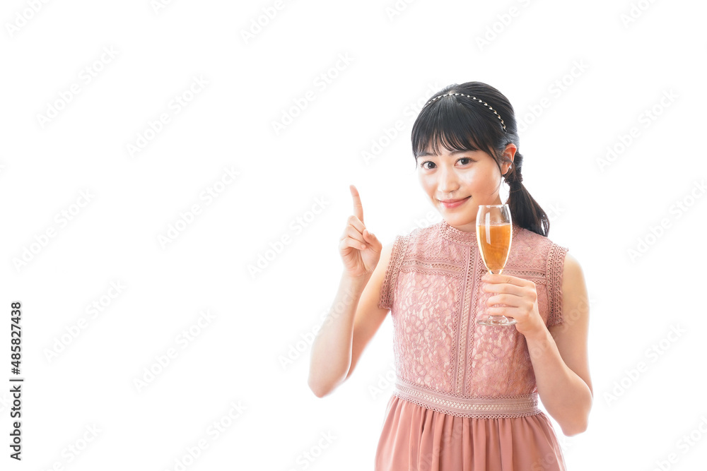 パーティーでワインを飲む若い女性