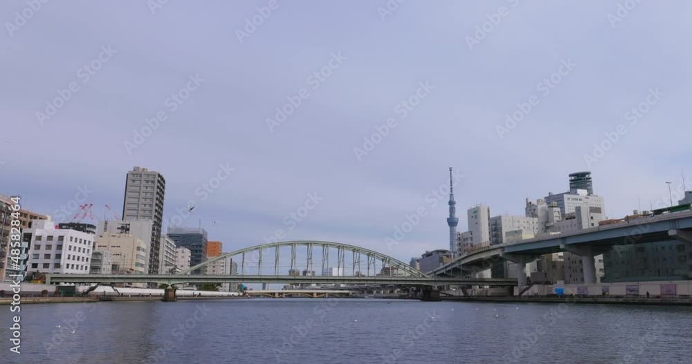 東京の川を航行する船から見る風景 東京の川を航行する船から見る風景