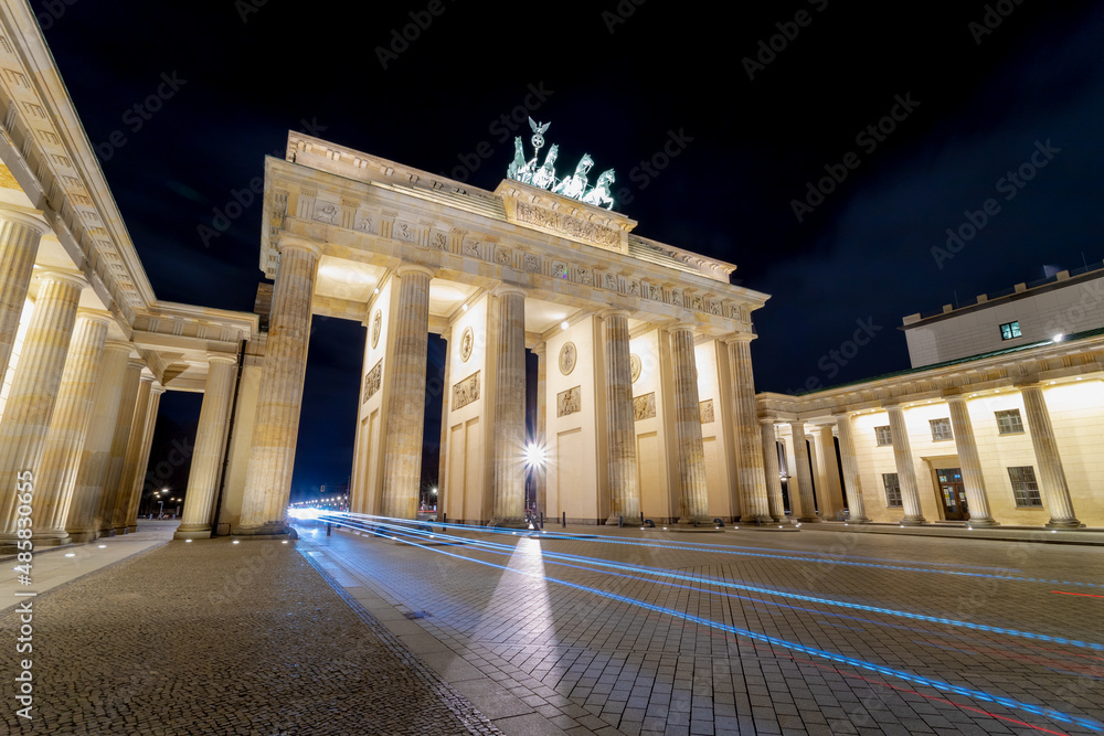 Obraz premium Night cityscape of the famous city gate Brandenburger Tor in the evening, Neoclassical monument, One of the best-known landmarks of Germany, Located in the western part of the city centre of Berlin.