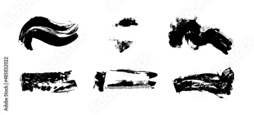 Set de trazos de pincel con pintura, trazos reales hechos a mano, conjunto de trazos vectoriales en color negro