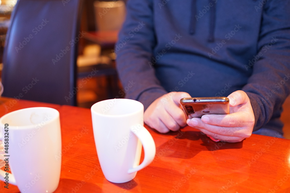 Man using smartphone at cafe, texting on his mobile phone - スマートフォン 操作する男性 Man using smartphone at cafe, texting on his mobile phone - スマートフォン 操作する男性
