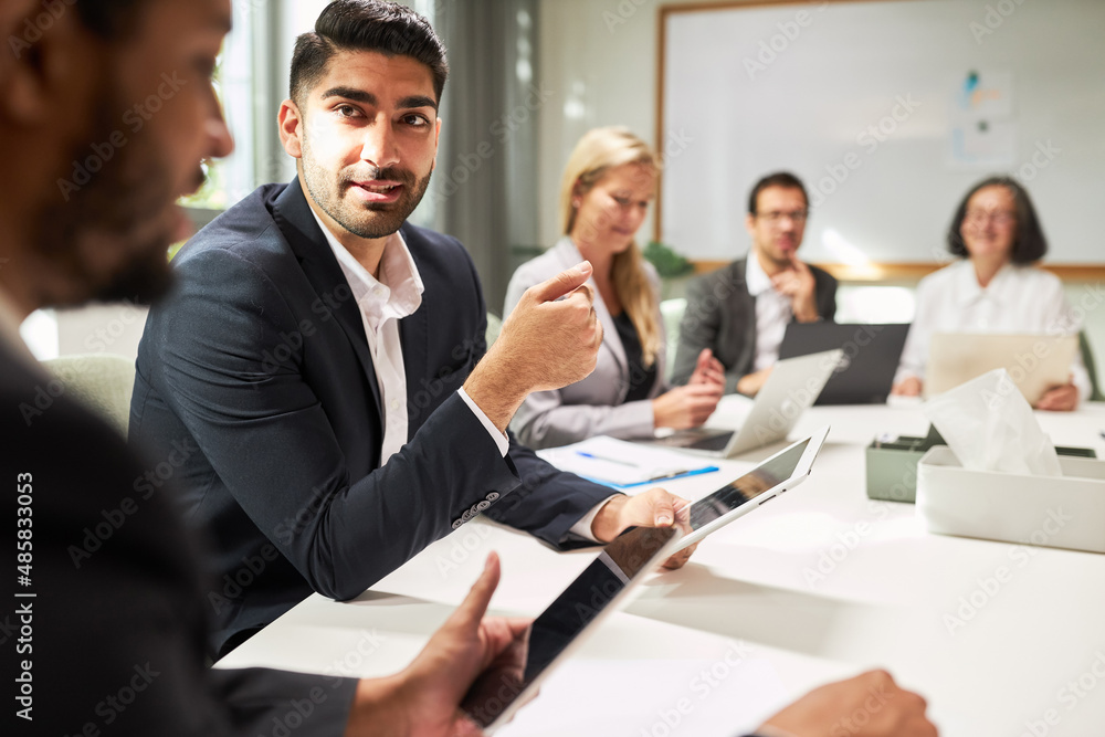 Geschäftsleute arbeiten zusammen im Business Meeting Geschäftsleute arbeiten zusammen im Business Meeting