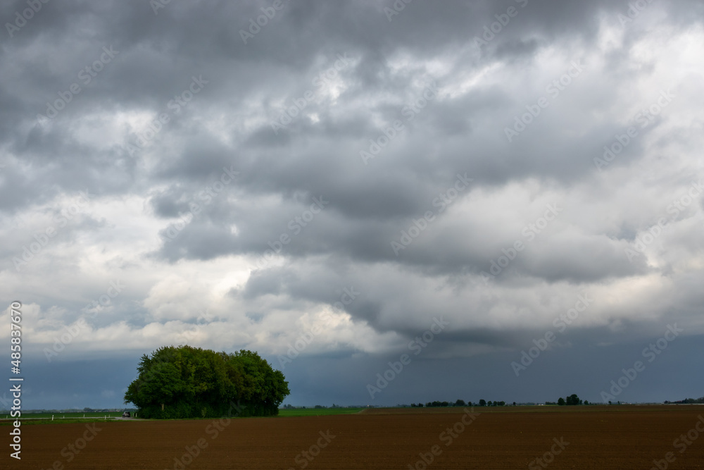 Obraz premium impending squall with rain, impending hurricane, impending rain, approaching storm, Prairie Storm, the storm is coming, approaching storm, thunderstorm, tornado, mesocyclone, climate, Shelf cloud