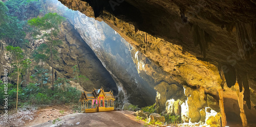 Tableau sur toile Paya Nakhon Cave, temple bouddhiste dans une grotte devenue célèbre en Thaïlande
