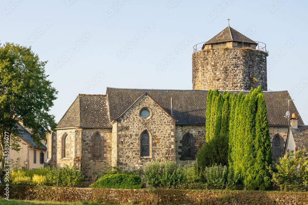 L'église Saint-Julien d'Arches (12ème siècle) et le donjon qui lui tient lieu de clocher - Cantal