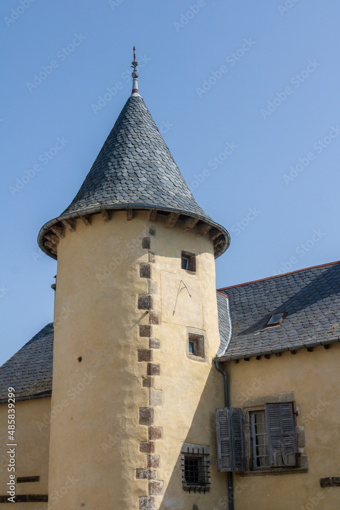 Tour médiévale à Saignes, dans le Cantal