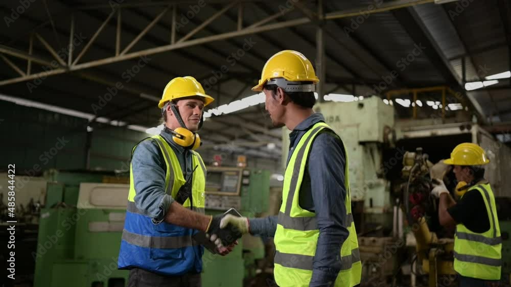 The foreign chief engineers teach and advise Asian technicians. About repairing old machinery to return to normal use The foreign chief engineers teach and advise Asian technicians. About repairing old machinery to return to normal use