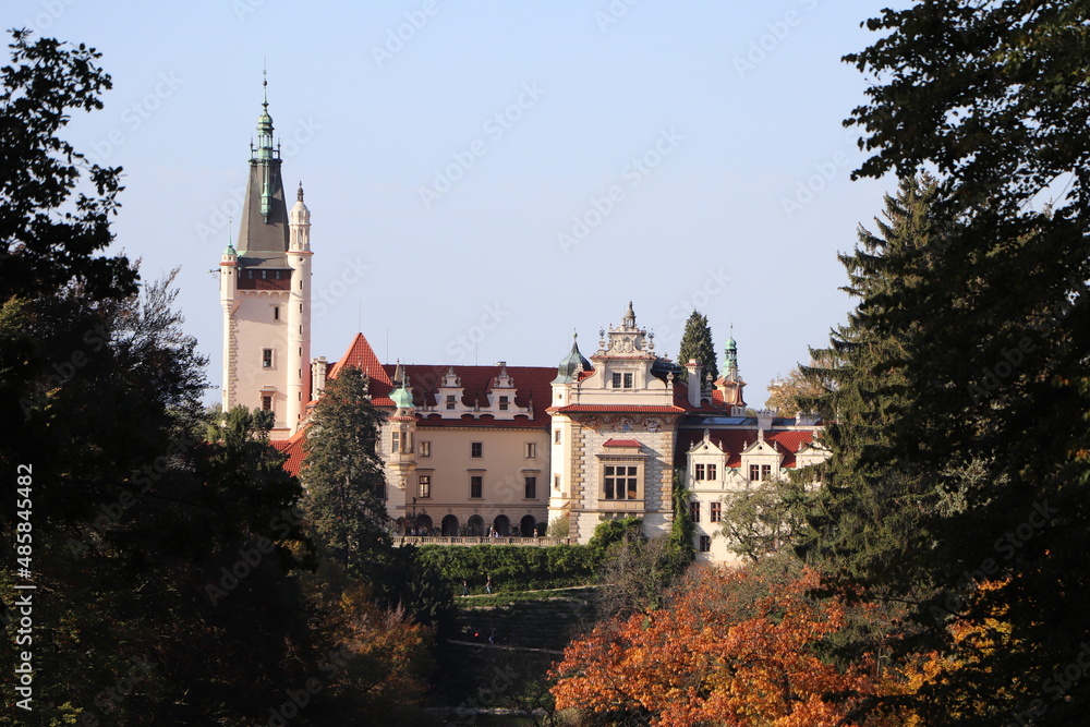 Naklejka premium Chateau view in the autumn park