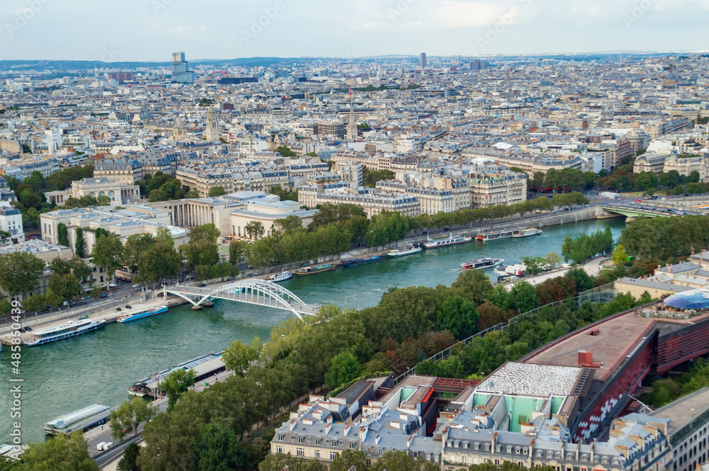 Φωτογραφία Aerial view of the city of Paris  with the nice Seine river seen from the Tour E