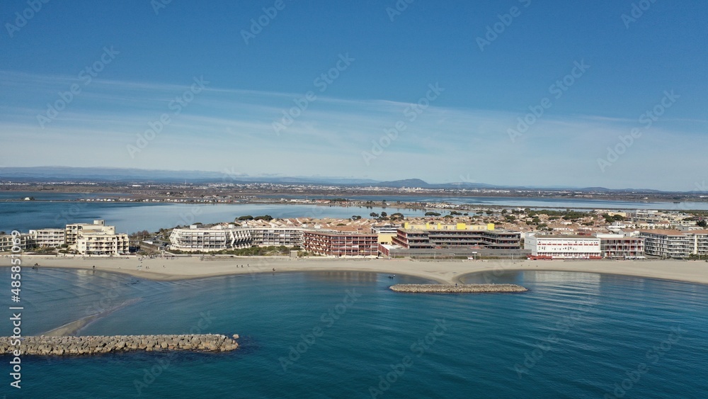 survol des plages et du port de Palavas-les-Flots, près de Montpellier en Occitanie dans le sud de la France survol des plages et du port de Palavas-les-Flots, près de Montpellier en Occitanie dans le sud de la France